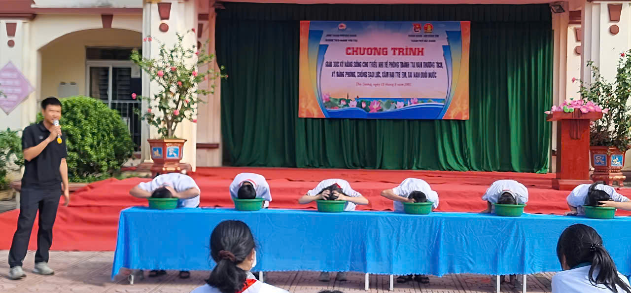 Liên đội Trường THCS Hoàng Văn Thụ tổ chức chương trình “Giáo dục kỹ năng sống cho thiếu nhi về phòng tránh tai nạn thương tích, kỹ năng phòng, chống bạo lực, xâm hại trẻ em và phòng chống đuối nước”.